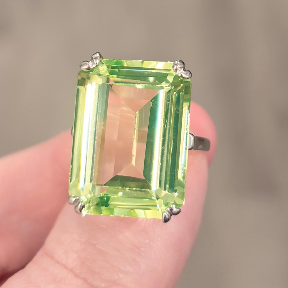 Large Vintage 14K White Gold Synthetic Green Spinel Ring - Size 7.25 - Picture 1 of 11